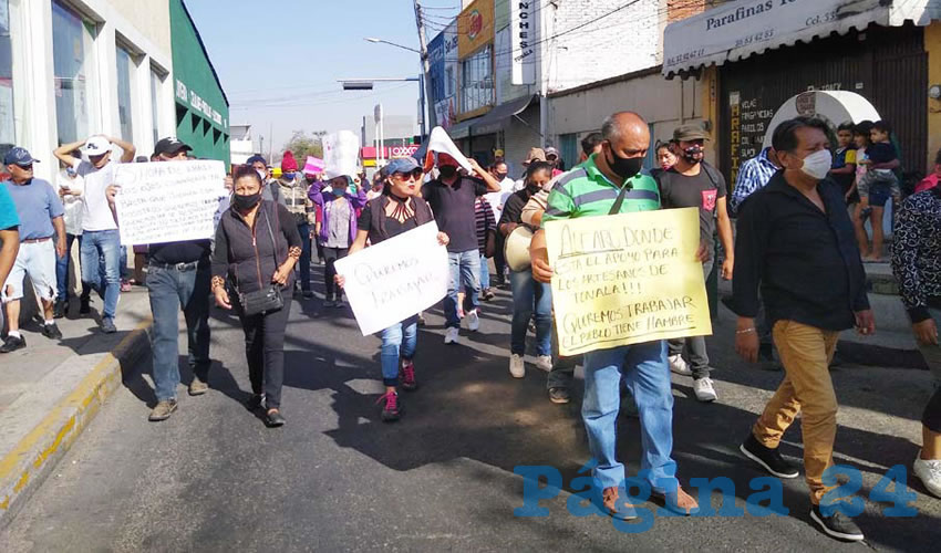 “No nos instalamos para retar a la autoridad, sino que ya estamos hartos de tener hambre y no tener forma de trabajar”, tronaron decenas de tinaguistas de Tonalá afuera de la presidencia municipal/Fotos: Elizabeth Ríos Chavarría