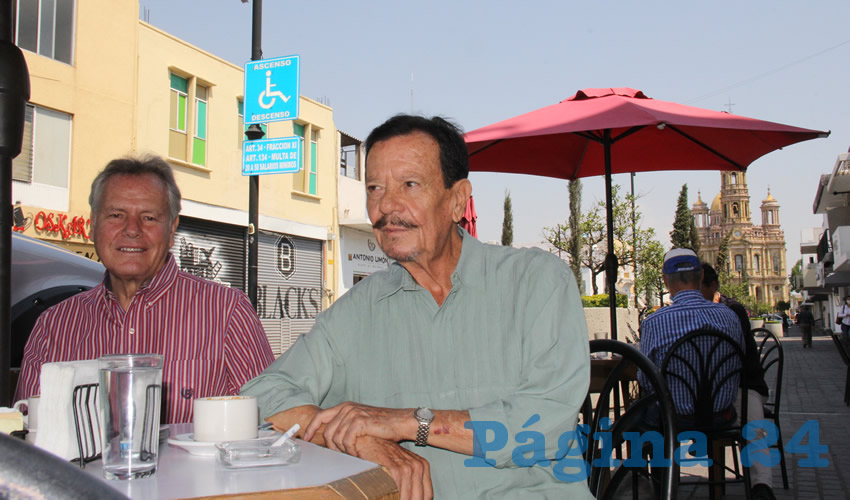 En la cafetería San Antonio desayunaron Eduardo González Dávila y Ernesto González Sánchez