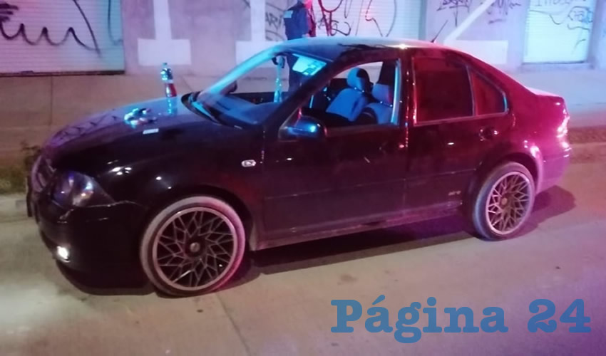 El vehículo Volkswagen Jetta que manejaba el chofer de Uber