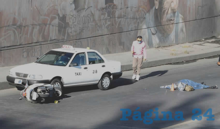 El ruletero, por “andar distraído”, embistió a la motorista y la atropelló, en el paso a desnivel de avenida Alameda