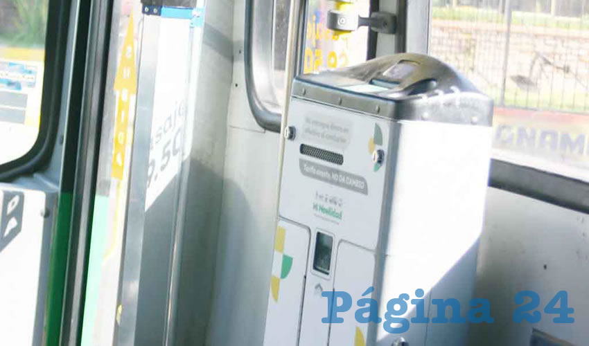 Para muchos de los pasajeros, lo mejor sería que la tarifa volviera a 7 pesos, pues nada ha cambiado con la supuesta “modernización del transporte público”. Si ya de plano resulta imposible, pese a la reducción del costo de los combustibles, que el costo sea de 9 pesos, y no los supuestos $9.50 (redondeados a $10) que actualmente se pagan/Foto: Francisco Tapia