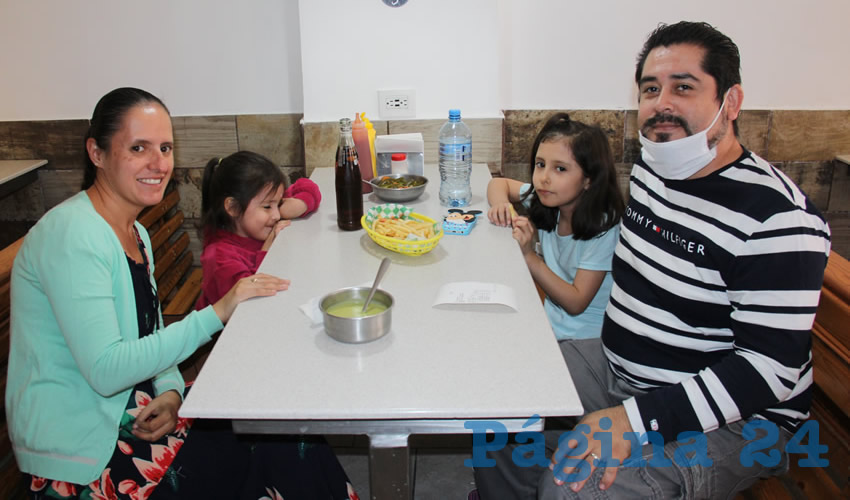 Claudia Anguiano Barbosa y Jes&uacute;s Espinoza Lu&eacute;vano desayunaron en hamburguesas y especialidades Juis