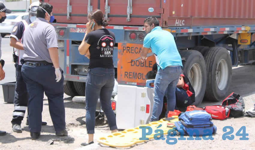 El motociclista &Aacute;ngel Pav&oacute;n Capetillo, tras chocar contra el pedalista, termin&oacute; debajo de la caja de un tr&aacute;iler