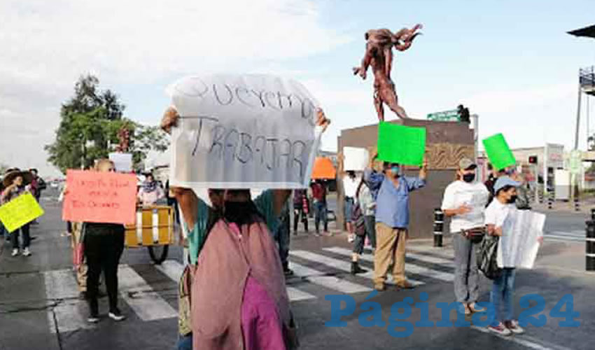 Desde primera hora, los comerciantes llegaron nuevamente a la avenida Tonaltecas, donde intentaron instalarse; al no lograrlo, se manifestaron con pancartas en mano, casi todas con la leyenda “Queremos trabajar“; es lo único que pedían a la autoridad municipal, sin el riesgo de ser multados y clausurados/Foto: Cortesía