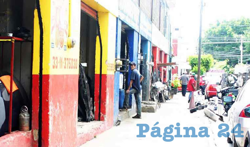 De acuerdo con el testimonio de vecinos entrevistados, en esta zona de Guadalajara escasea el servicio de recolección de basura; en muchos de los casos deben pagar a un particular para que se lleve los desechos, o bien dar una propina a los del camión recolector/Foto: Francisco Tapia