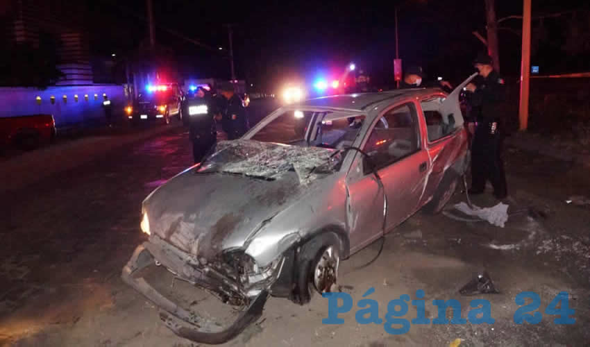 Completamente destrozado qued&oacute; el coche Chevrolet Chevy gris, que manejaba Josu&eacute; Llamas Romo, de 21 a&ntilde;os de edad