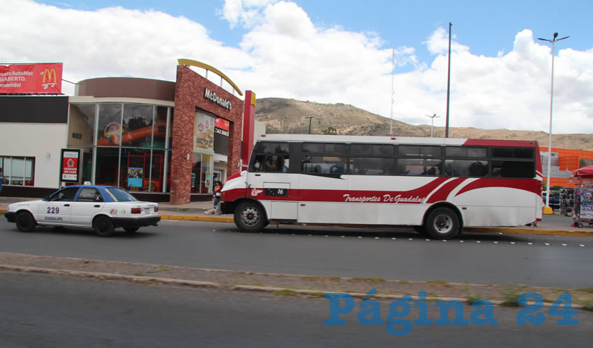 Ya que este fin de semana incrementó la movilidad de la población, debido en gran parte al reciente pago de salarios a muchos trabajadores, en el transporte público se refleja que no cuentan con las condiciones necesarias para atender según las recomendaciones de las autoridades para llevar menos pasaje y pedir que los usuarios usen cubre bocas o medidas de higiene (Foto: Rocío Castro Alvarado)