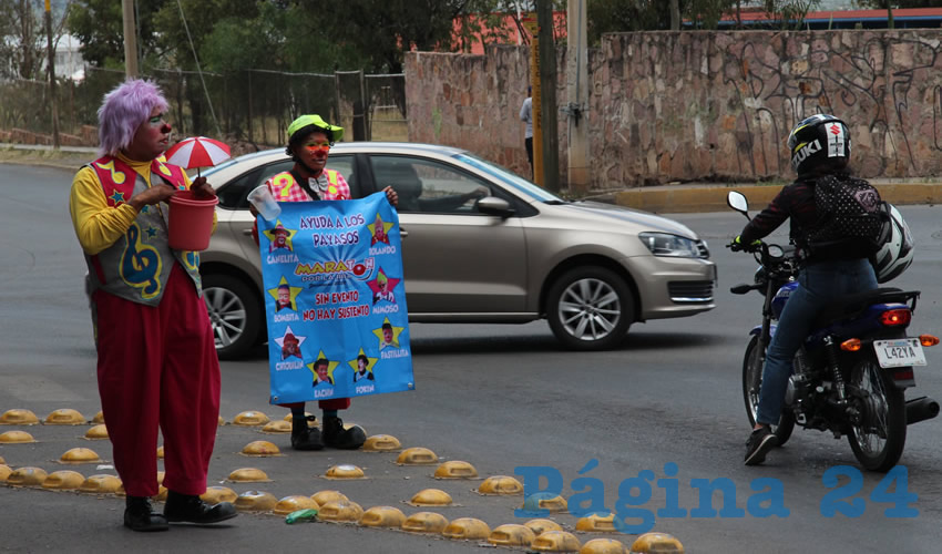 Enfundados con su traje y maquillaje del personaje que representan permanecieron por unas cuatro horas en el semáforo en el que con música llamaron la atención de los automovilistas