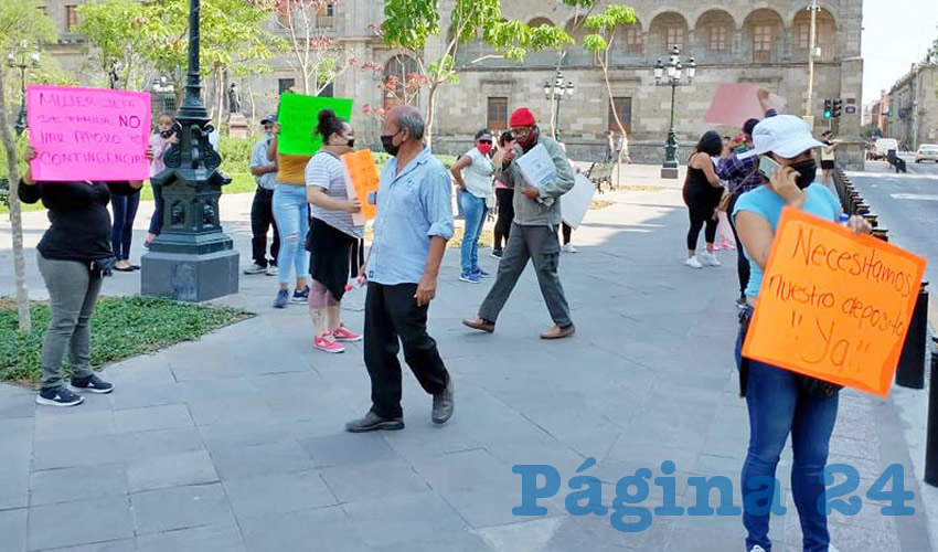 “Queremos respuestas de saber por qué se nos retiró el apoyo, porque con esto de la contingencia nomás nos han estado dando largas y largas de que nos van a depositar”, señalaron las manifestantes, quienes exigieron al gobernador diera la cara y liberara los recursos no pagados en más de medio año/Foto: Francisco Tapia