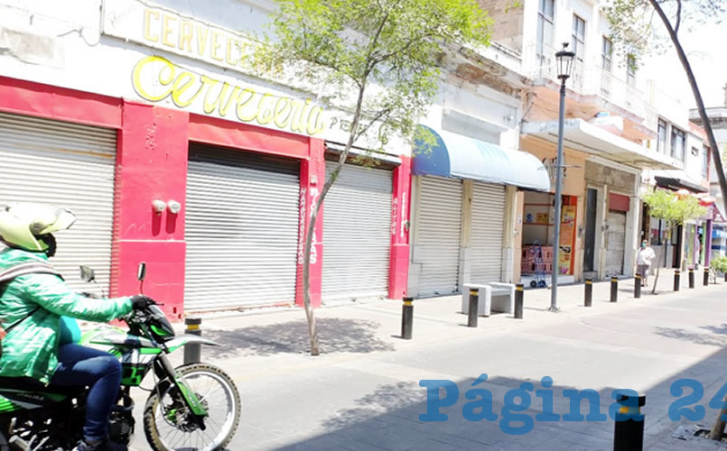 En la oficina de Desarrollo Económico de Guadalajara a quienes ya hicieron el trámite para poder reabrir les dicen que con la carta compromiso basta, que no necesitan (aún) el distintivo; ah, pero que si tienen abierto el local es motivo de clausura: “No saben ni qué es lo que está pasando”, tronaron locatarios de la zona/Foto: Francisco Tapia