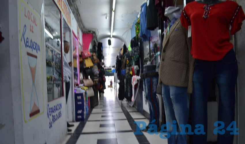 Con todo y el inicio de la denominada vuelta a la normalidad, varios pasajes comerciales del Centro Histórico de la capital zacatecana regresaron a las actividades (Foto: Merari Martínez)