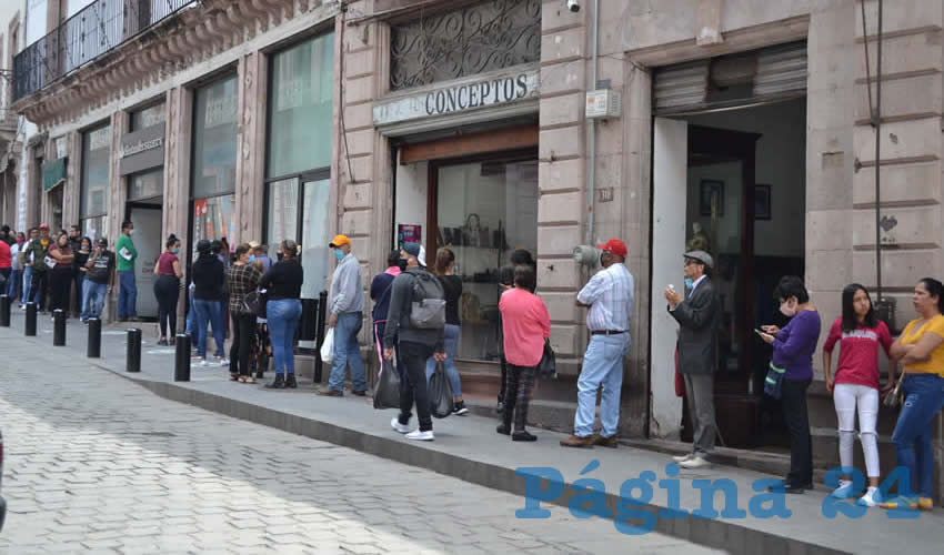En instituciones como BBVA y Santander, no se hicieron las filas como regularmente se hacen al interior de las sucursales, la gente estaba a las afueras esperando su turno (Foto Merari Martínez)