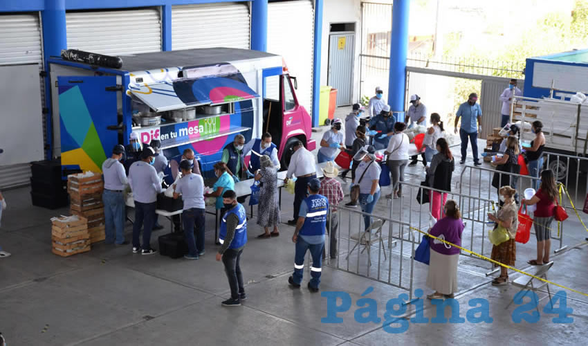 Para la distribución de los alimentos se emplea un camión de comida que visitará más de 70 colonias y comunidades en los próximos días