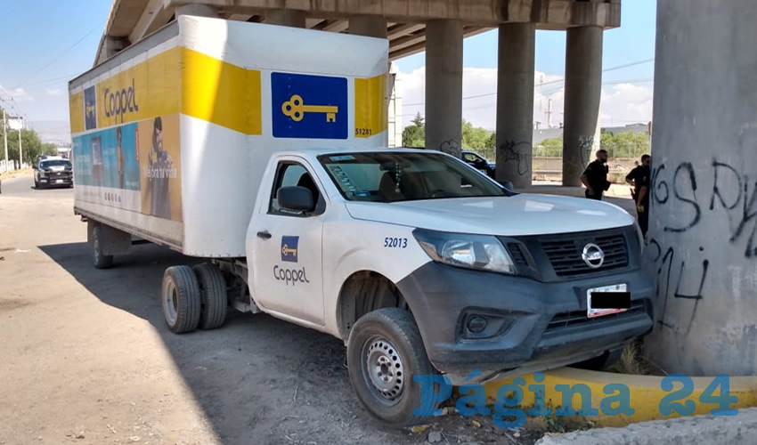 Uno de los cacos estrelló la camioneta de Coppel en la carretera federal 25, frente al fraccionamiento Cartagena