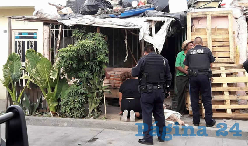 Luz Mar&iacute;a Esparza Velasco, de 48 a&ntilde;os de edad, al momento de ser atendida afuera de su domicilio