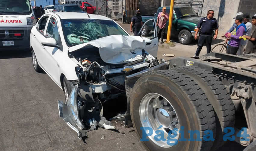 El automóvil Chevrolet Aveo quedó destrozado en su parte frontal