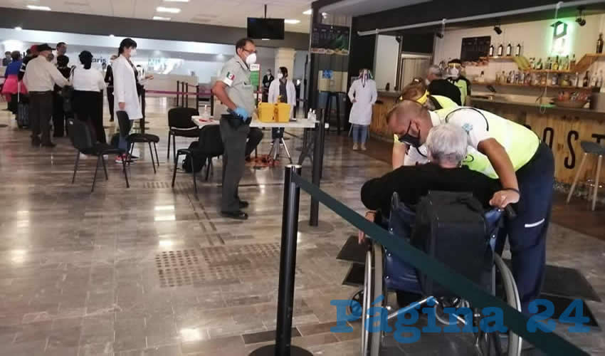 Ignacio Fraire Zúñiga, delegado del Instituto Nacional de Migración (INM) en Zacatecas, dio a conocer que en conjunto con autoridades de la Secretaría de Salud de Zacatecas (SZZ) han realizado revisiones a los pasajeros que están llegando en los vuelos comerciales Tijuana-Zacatecas, para detectar cualquier caso sospechoso de COVID-19 (Foto: Cortesía)