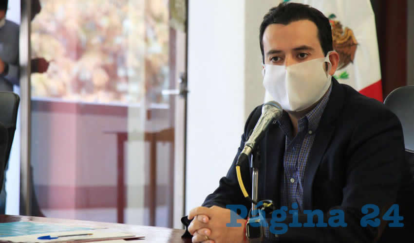Ulises Mejía Haro supervisó en la calle del Ángel los trabajos de bacheo que diariamente se realizan en diferentes puntos de este polígono declarado “Patrimonio Mundial” por la UNESCO