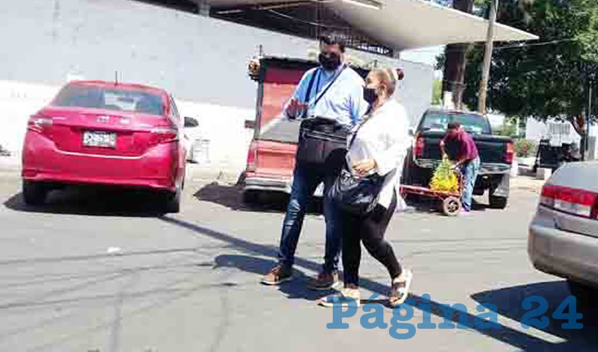 “Ahorita ya se está normalizando, pero ahora que estaba cerrado si les daba uno se hacían de la vista gorda”, relató una de las comerciantes de flores de Mezquitán; por esto exigen al alcalde Ismael del Toro que haga rotación de inspectores, para evitar corruptelas/Foto: Francisco Tapia