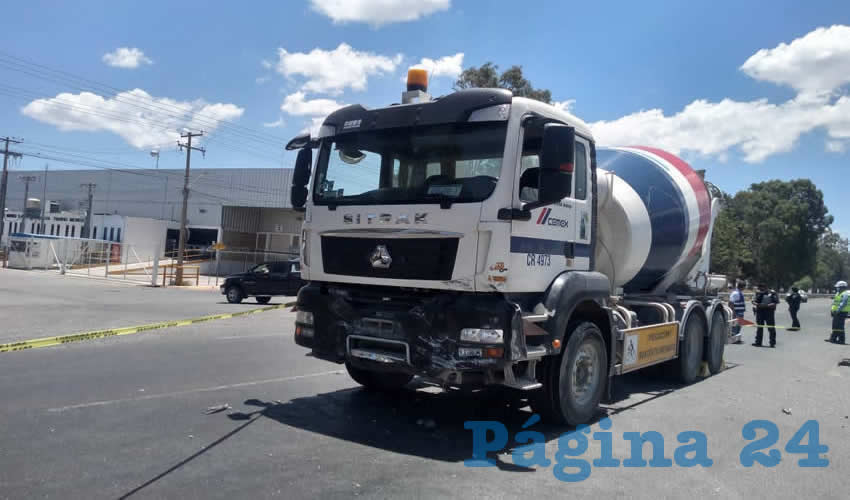 El camión revolvedora de Cemex que era manejado Jorge Flores Moreno, a quien el carro se le atravesó intempestivamente en la carretera