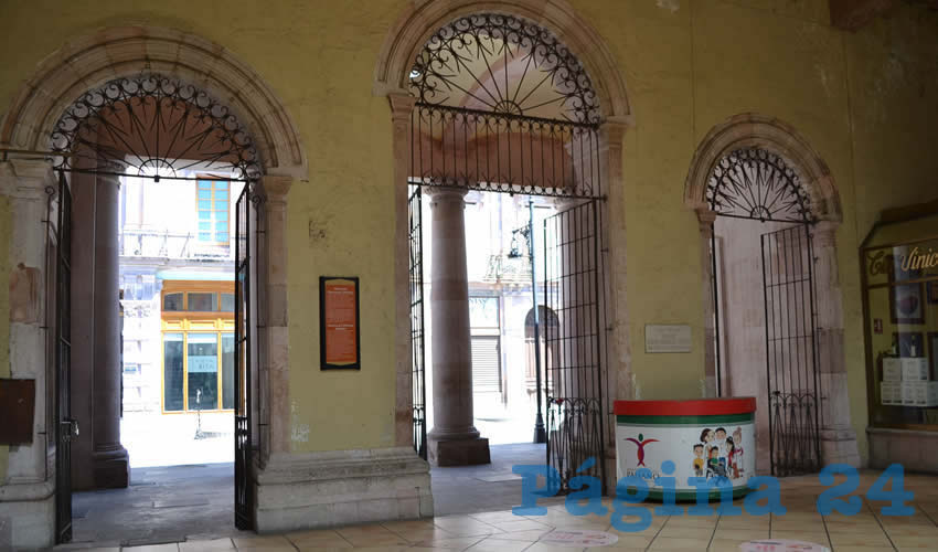 Al interior de este recinto se encuentran locales que en su mayoría se dedican a la venta de artesanías y productos típicos de la región, tales como dulces de melcocha, vinos y licores, así como otros alimentos a base de tunas o magueyes; además de varias tiendas de antigüedades, galerías de arte, venta de monedas antiguas, entre otros espacios que también se dedican a la venta de ropa, artículos de piel, recuerdos para los turistas, entre otros (Foto: Merari Martínez)