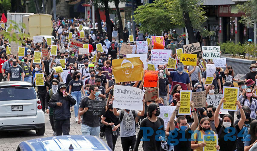 Los manifestantes avanzaron en contraflujo por Juárez, luego de 20 minutos llegaron a Palacio de Gobierno
