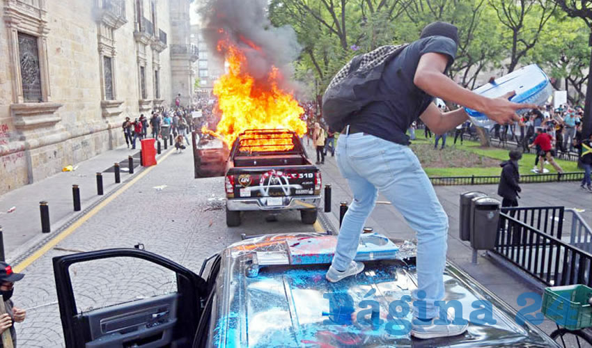 La manifestación comenzó al filo de las cuatro de la tarde en el Parque Rojo, el contingente avanzó en contraflujo por Juárez, luego de 20 minutos llegaron a Palacio de Gobierno. Ahí comenzó la destrucción y enfrentamiento; policías golpearon con palos a los manifestantes y les rociaron gas lacrimógeno/Fotos: Cuartoscuro y especial