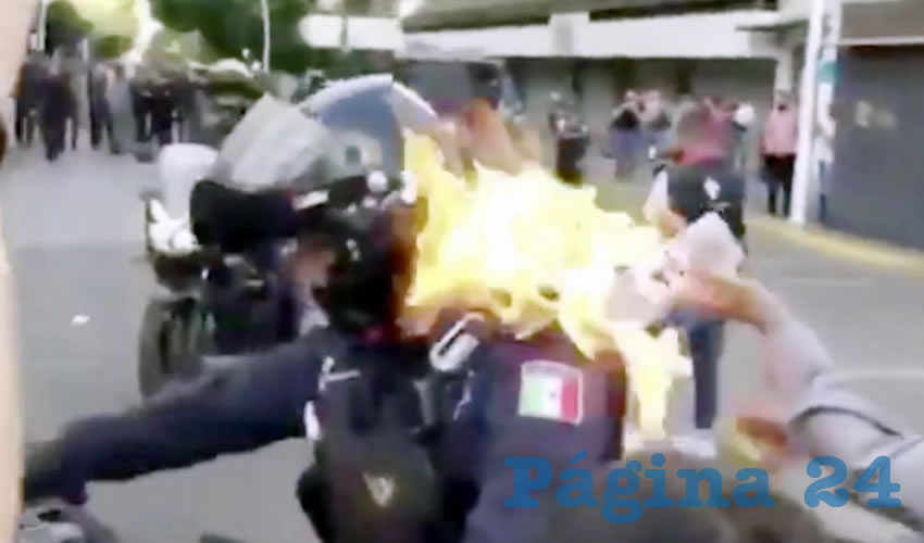 Sobre avenida Juárez, a una cuadra de Paseo Alcalde, un manifestante puso un líquido inflamable sobre uno de los policías motorizados de Guadalajara, le prendió fuego, y le ocasionó quemaduras en la espalda