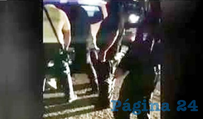 El momento de la violenta detención de Giovanni López, hace un mes, a manos de policías de Ixtlahuacán/Foto: Tomada de video