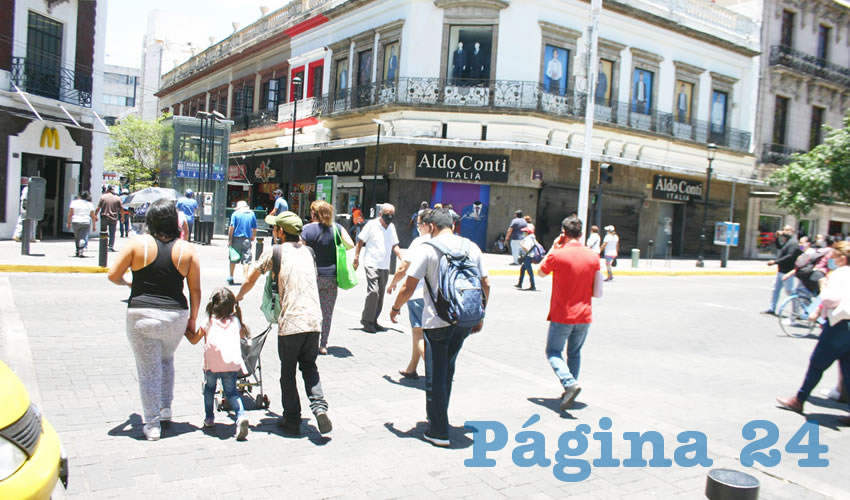 Pese a que los locales arrancaron operaciones con filtros sanitarios, las filas en ciertos giros no se dejaron esperar sin que ciudadanos respetaran la sana distancia. Ejemplo de ello fueron bancos y tiendas a donde tapatíos acudieron a realizar pagos o abonos/Fotos: Francisco Tapia