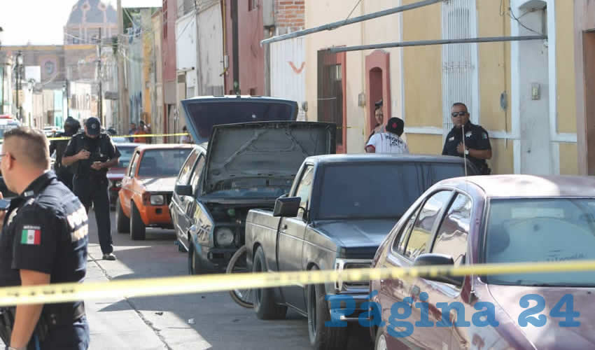 Sobre la calle Leona Vicario, pistoleros accionaron sus armas contra un vehículo Volkswagen Golf