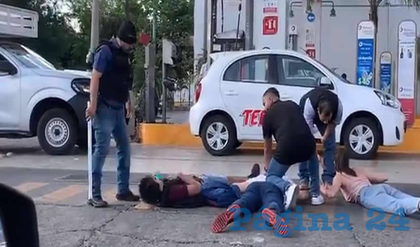Los manifestantes intentaron entablar un diálogo con las autoridades para saber de qué se les acusa a los detenidos el jueves y cuál es el monto de la fianza para poderlos liberar, pues se ha iniciado una colecta para ello/Fotos: Agencias/Francisco Tapia y especial