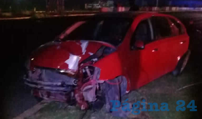 El carro Chevrolet Aveo qued&oacute; destrozado