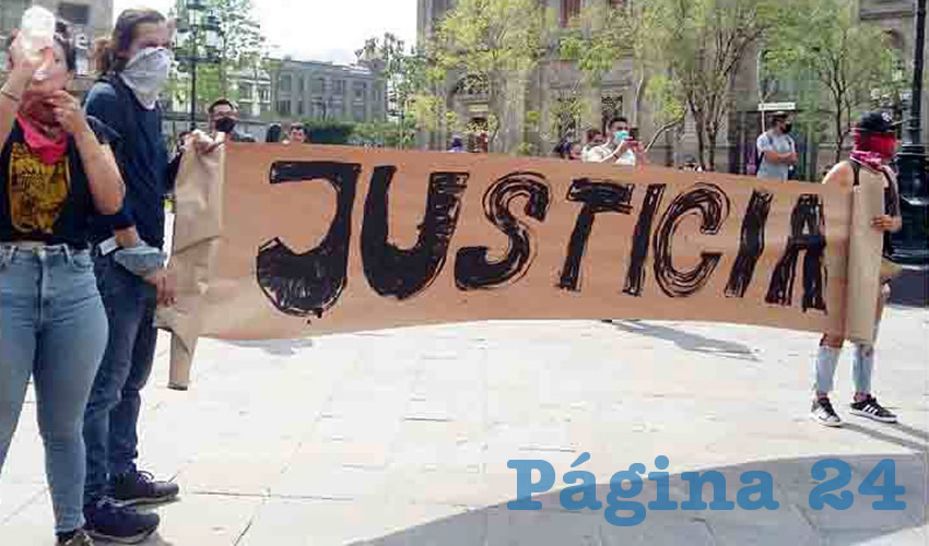 Entre las exigencias de justicia, los mensajes en las pancartas de los jóvenes lamentaban la actuación de la policía, pues en vez de cuidar al pueblo, uno se siente menos seguro con ellos cerca