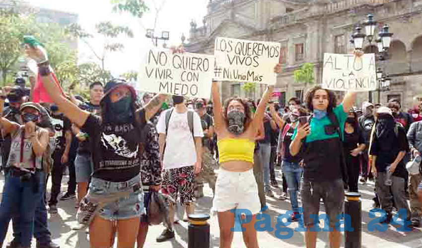 De nueva cuenta miles de tapatíos salieron a las calles para demandar al gobierno de Enrique Alfaro esclarezca el caso que cobró la vida del joven Giovanni N. a manos de la policía municipal de Ixtlahuacán; también exigieron que cese la represión de policías estatales y de agentes de la fiscalía contra quienes se manifiestan pacíficamente/Fotos: Francisco Tapia