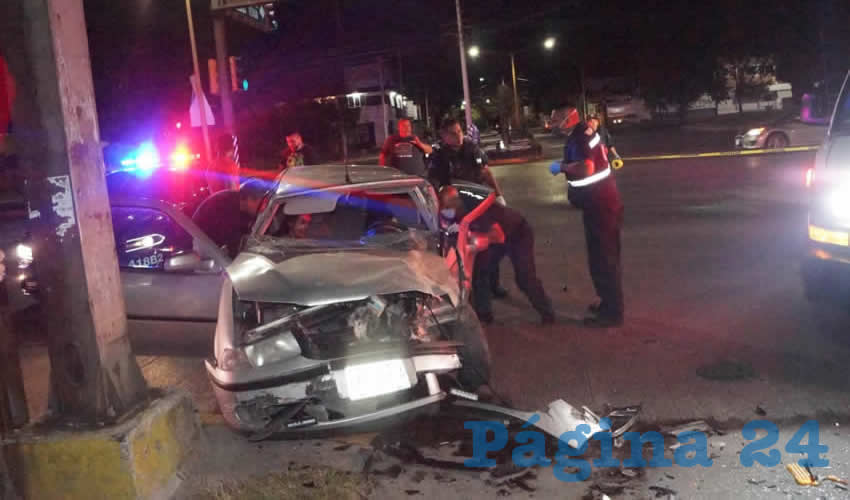 El matrimonio quedó atrapado en su auto Volkswagen Pointer, por lo que usaron las “quijadas de la vida” para rescatarlos