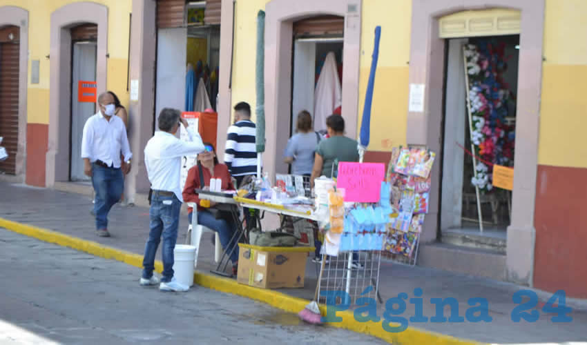 La mayoría de los comerciantes ambulantes y semifijos siguen con sus actividades normales, ya que después de varios meses de contingencia sanitaria han salido a las calles y corredores comerciales para tratar de conseguir ingres os para sus familias (Foto: Merari Martínez)