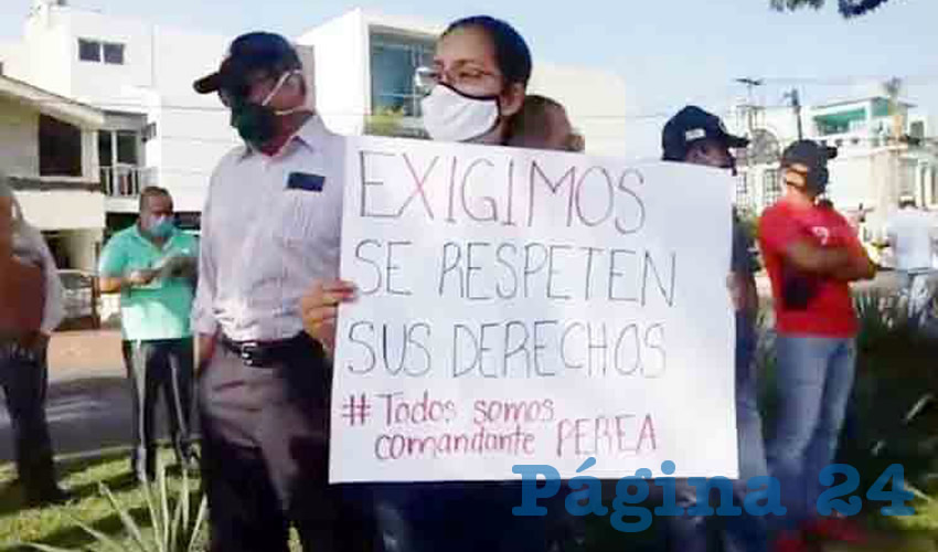 Tanto el comandante Salvador Perea como el policía ministerial Raúl Gómez fueron detenidos por abuso de autoridad, detenciones ilegales y desaparición forzada; ayer sus familiares acusaron que ellos no se mandan solos y recibieron órdenes de superiores, quienes se están lavando las manos del caso, pues los mantienen incomunicados, presionándolos para que se inculpen/Foto: Cortesía