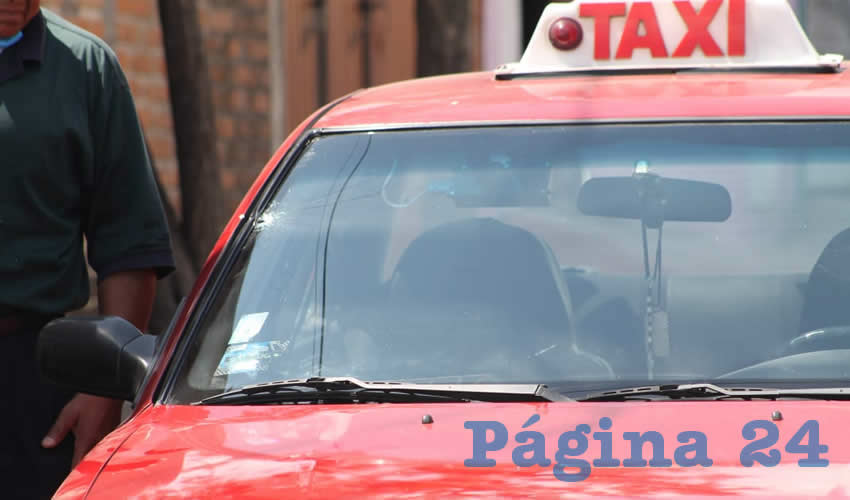 En su af&aacute;n de matar a &ldquo;El Morales&rdquo;, uno de los sicarios hizo blanco en el parabrisas del taxi Nissan Tsuru con n&uacute;mero econ&oacute;mico 2620