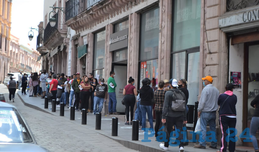 Mientras parte de la población desacata las medidas preventivas, las cifras de contagios continúan en incremento, ante lo cual la petición es que las personas no bajen la guardia en acciones como la sana distancia.