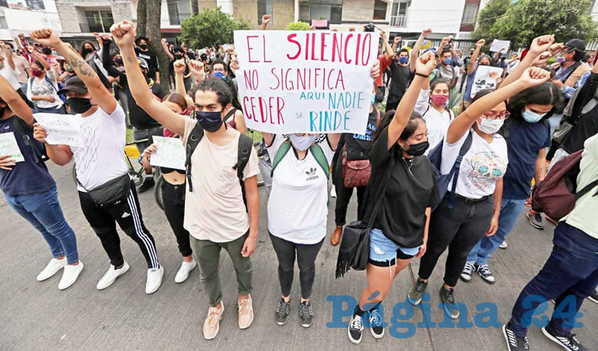 Alrededor de medio millar de alumnos de la UdeG marcharon de la glorieta La Normal a Casa Jalisco, donde exigieron al gobernador Enrique Alfaro asuma su responsable en torno a lo que ha ocurrido, y deje de echar culpas/Foto: Cuartoscuro