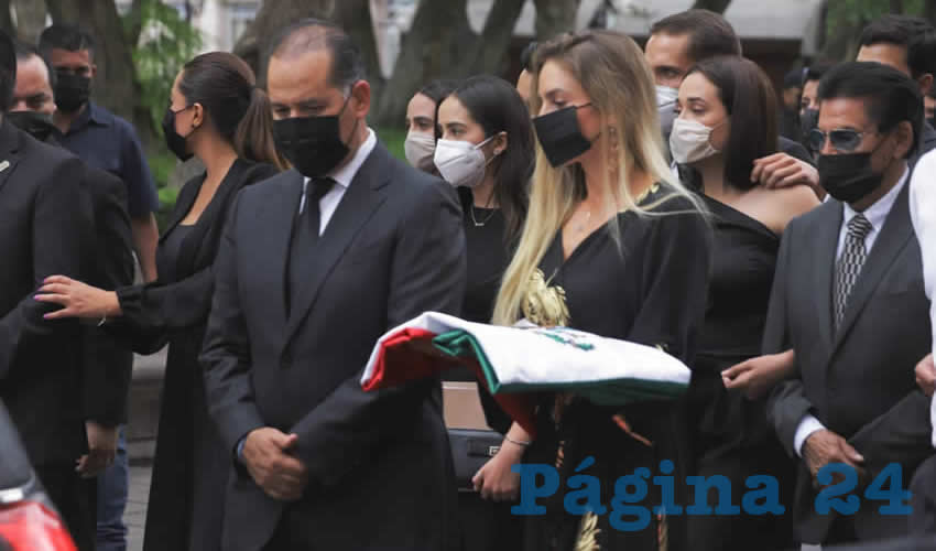 Orozco Sandoval realizó la entrega de la bandera nacional a familiares del ex primer edil, en donde estuvo acompañado por la presidenta municipal de la ciudad capital