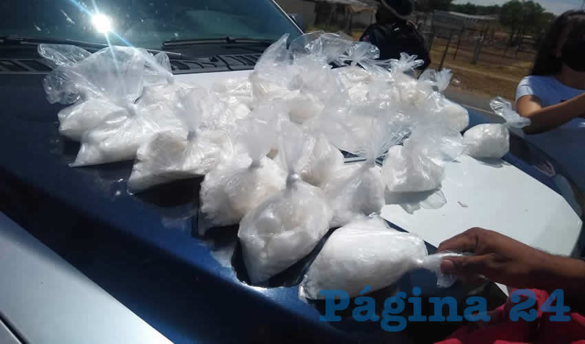Las 13 bolsas de plástico que contenían la droga y que fueron localizadas en los vehículos de los envenenadores