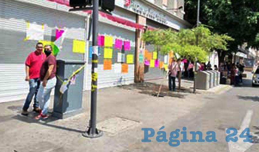 Quienes trabajan en la Plaza de la Tecnología han pasado de ser locatarios a ambulantes, pues el sitio permanece cerrado pese a la reactivación económica que implementaron el gobierno estatal y el municipal/Fotos: Francisco Tapia