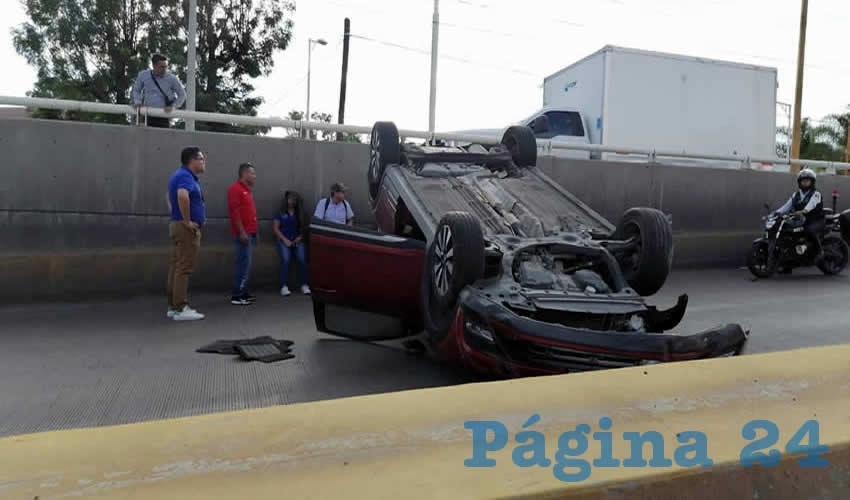 En el túnel de bulevar a Zacatecas frente al centro comercial Altaria, Juana Gabriela “N” “N” se accidentó en su camioneta Nissan Kicks roja