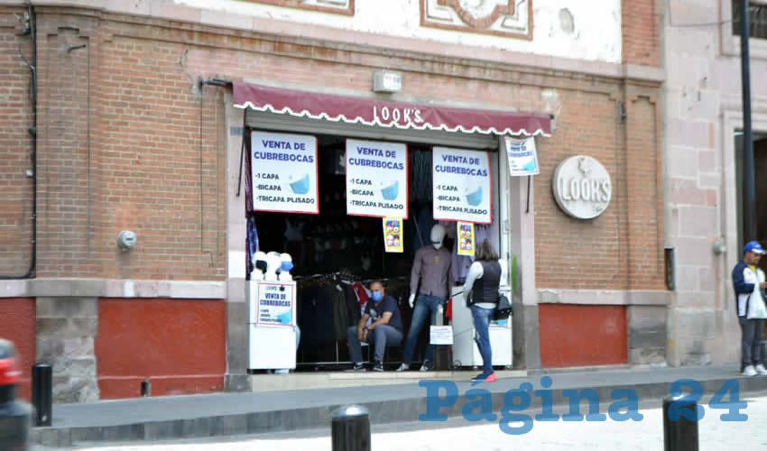 Al principio, la mayoría de los comercios del Centro Histórico capitalino se vieron en la necesidad de cerrar sus puertas por ofrecer productos considerados “no esenciales”, sin embargo, esto los orilló a abrirlos parcialmente para vender otros artículos que normalmente se comercializan en farmacias.(Foto: Cristo González)