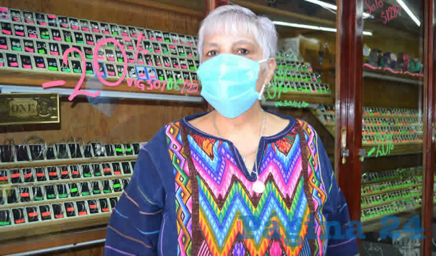 raíz de la crisis por el Coronavirus, a decir de María de Lourdes Velasco Gómez, algunos de los locatarios de esta zona han completado la papelería que solicita la Secretaría de Economía de Zacatecas (Sezac) que encabeza Carlos Bárcena Pous, con la finalidad de obtener el apoyo de cuatro mil 800 pesos para los informales, y de seis a ocho mil pesos a los establecidos (Foto Archivo Página 24)