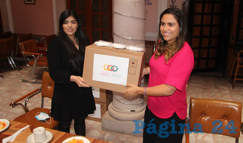 La Cámara de Comercio Jiangsu-México donó dos mil cubrebocas KN95, los cuales fueron entregados a Catalina Monreal Pérez, integrante de Movimiento Regeneración Nacional (Morena), como muestra de solidaridad del pueblo chino con el mexicano frente a la actual contingencia sanitaria por COVID-19 (Foto Rocío Castro)