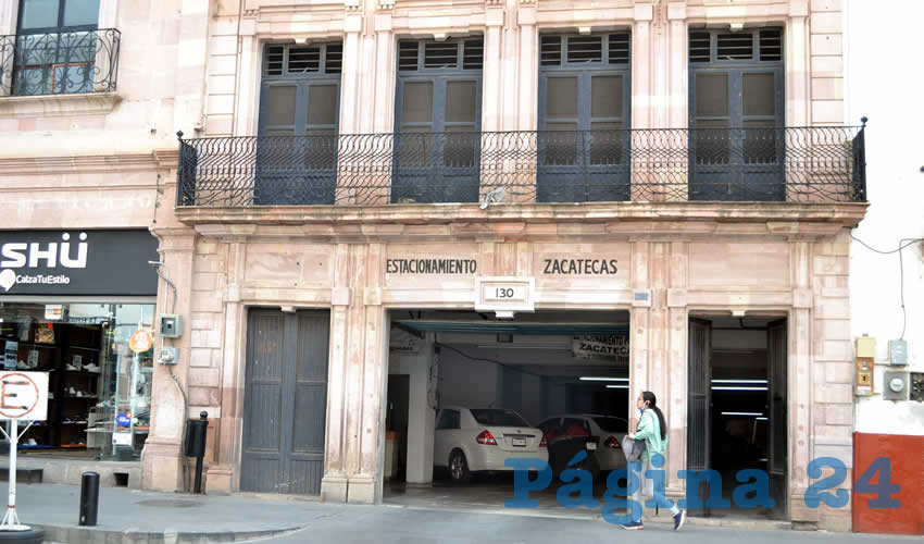 Anteriormente este sector tenía horas pico en las que se llenaban por completo los cajones de estacionamiento, incluso los que cuentan con varios pisos para albergar vehículos, pero actualmente y ante la epidemia han visto disminuir sus ingresos, por lo que han debido descansar a personal de la plantilla laboral o bien han adecuado sus horarios de servicio ya que tampoco hay suficientes clientes. (Foto: Merari Martínez)