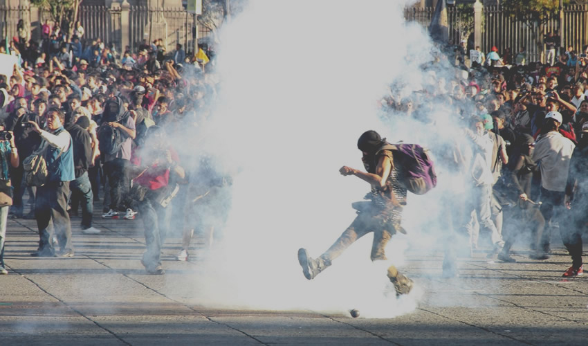 Uso de gas lacrimógeno en 2015, en la movilización conmemorativa de la matanza de estudiantes en Tlatelolco (Foto: Jose Luna/apro)